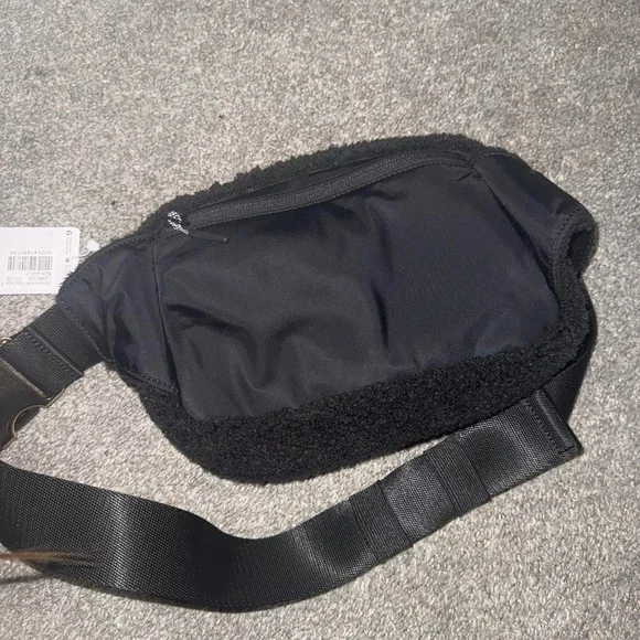 NWT Lululemon Fleece Beltbag 2L Black/Gold - Picture 2 of 3